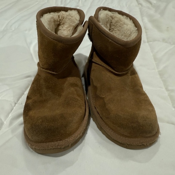 Kids Cozy Brown Suede UGG boots - Picture 1 of 4